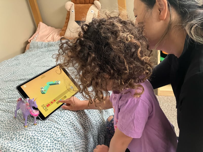 mum helping child play rodocodo